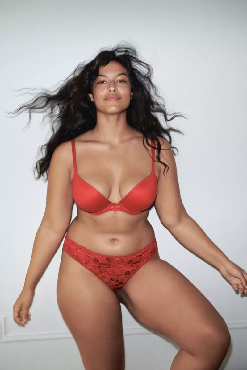 Devyn Garcia Victoria's Secret Holiday 2020 kampaniyasında qızmar görünür.