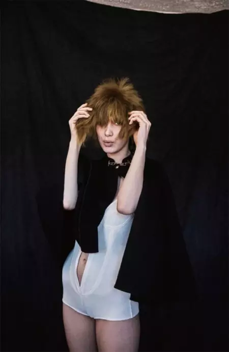 Bella Hadid får Ziggy Stardust-hår til BAZAAR Korea Shoot