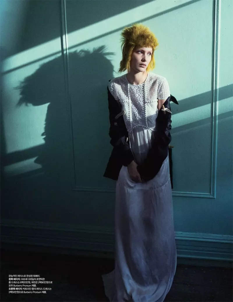 Bella Hadid modely Burberry bunda s bílými maxi šaty