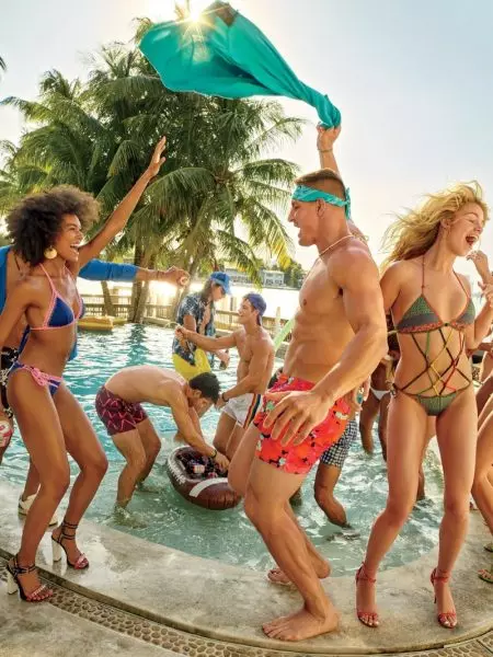 Hailey Clauson poseeraa Miamissa uimapukuverhoisessa GQ Spreadissa