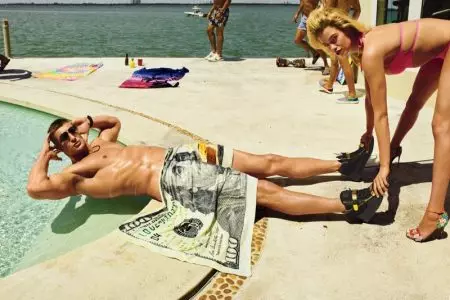 Hailey Clauson poseeraa Miamissa uimapukuverhoisessa GQ Spreadissa
