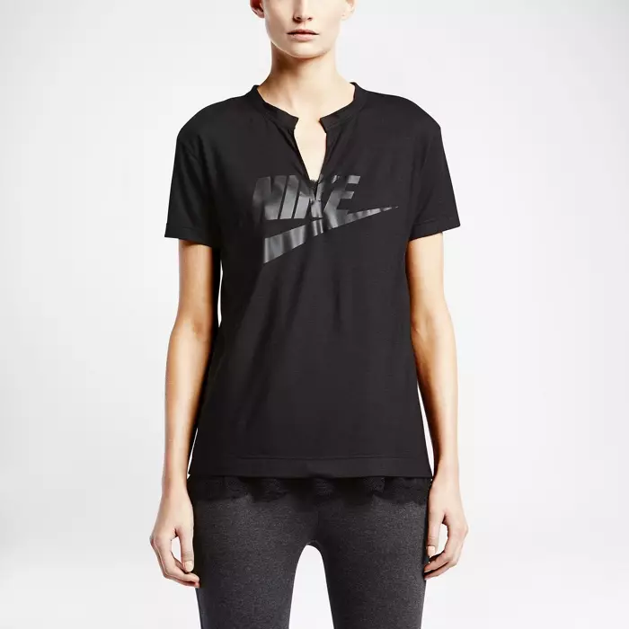 Nikelab x sacai Graphic Tee ကို $150 နဲ့ ရနိုင်ပါတယ်။