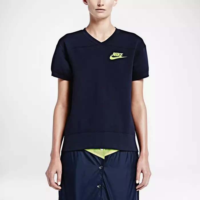 Mikina Nikelab x sacai Tech Fleece s krátkym rukávom a výstrihom k dispozícii za 250 dolárov