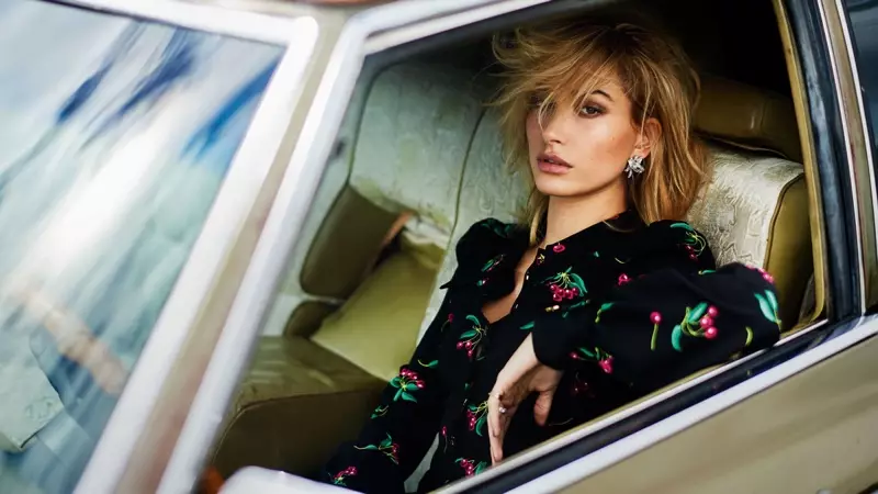 Az autóban pózoló Hailey Baldwin Philosophy di Lorenzo Serafini ruhát visel