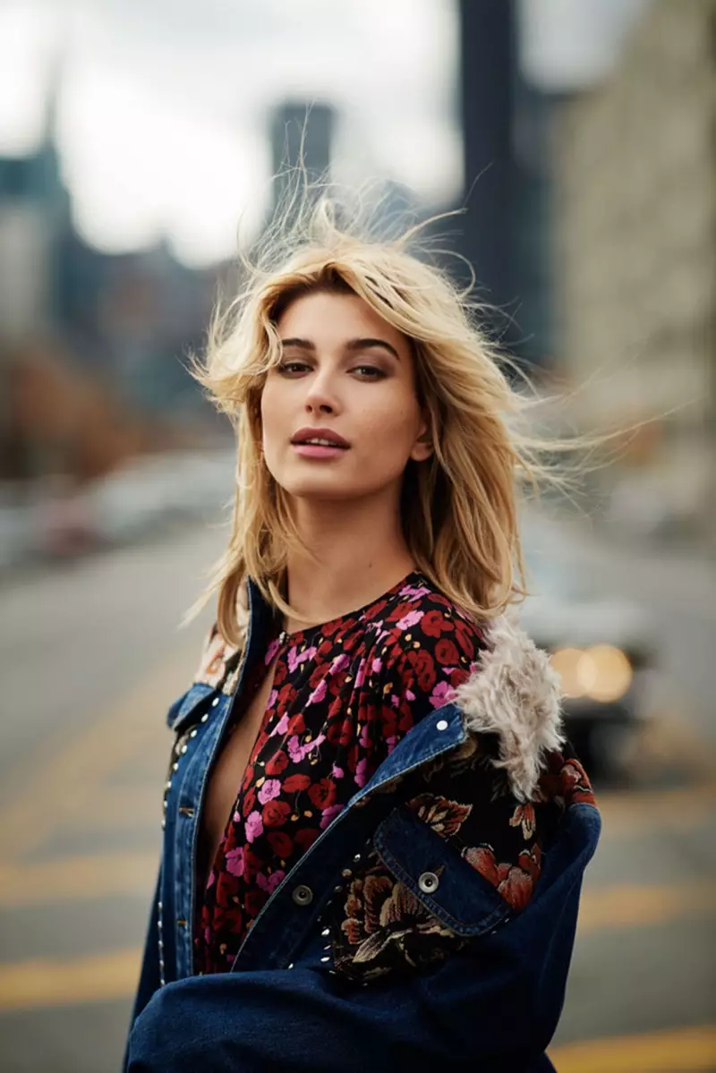 Modelo Hailey Baldwin usa jaqueta jeans Stella McCartney e vestido Magda Butrym