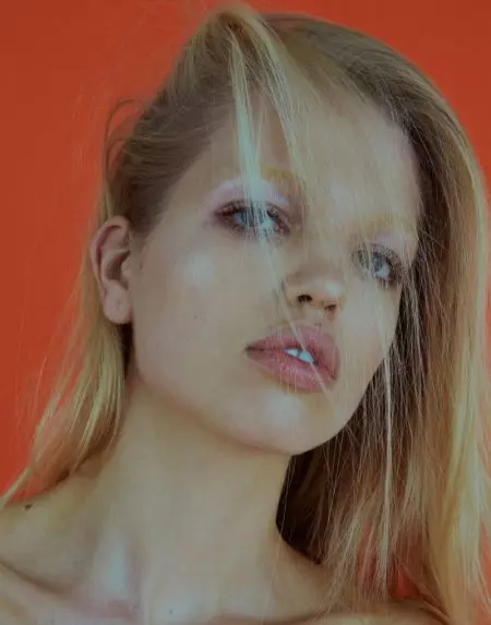 Daphne Groeneveld Memukau dalam Gaun Berhias untuk ELLE UK