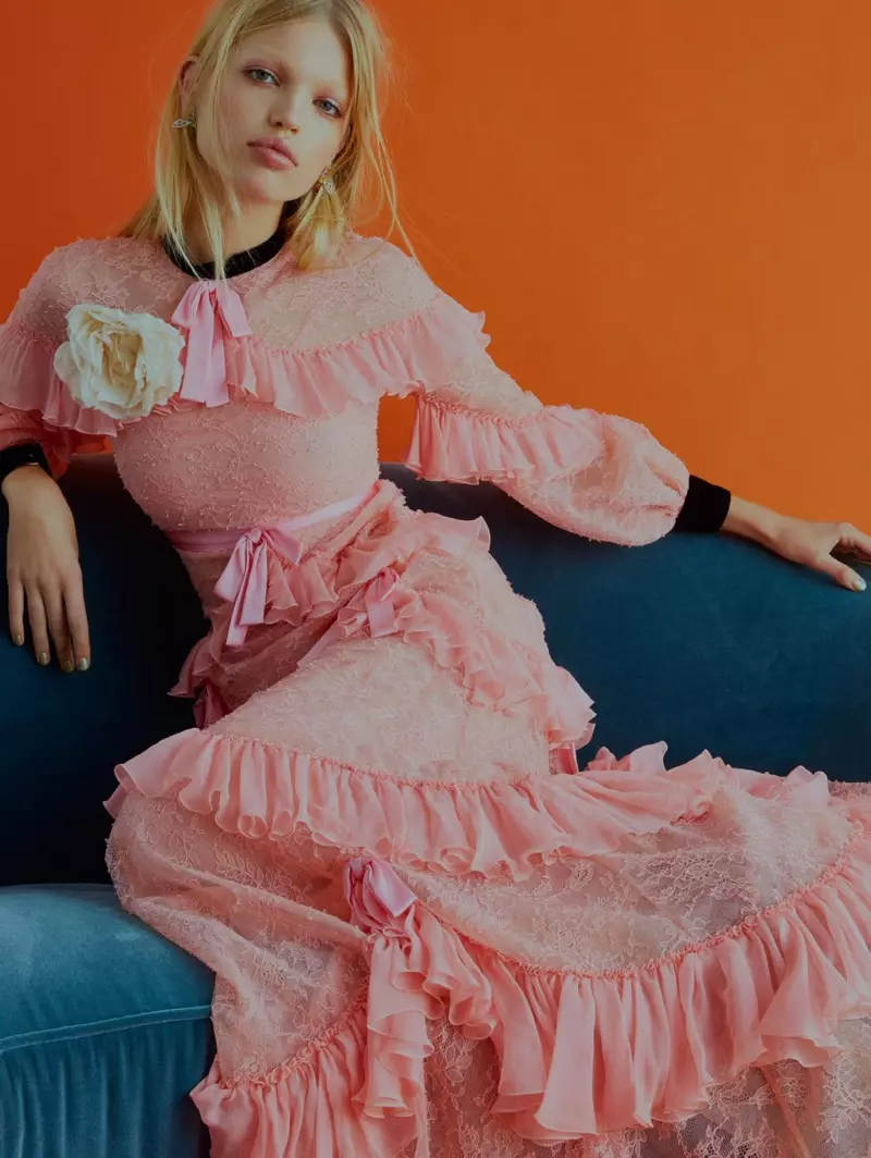 Daphne Groeneveld, bonica de rosa, posa amb un vestit de Gucci amb volants