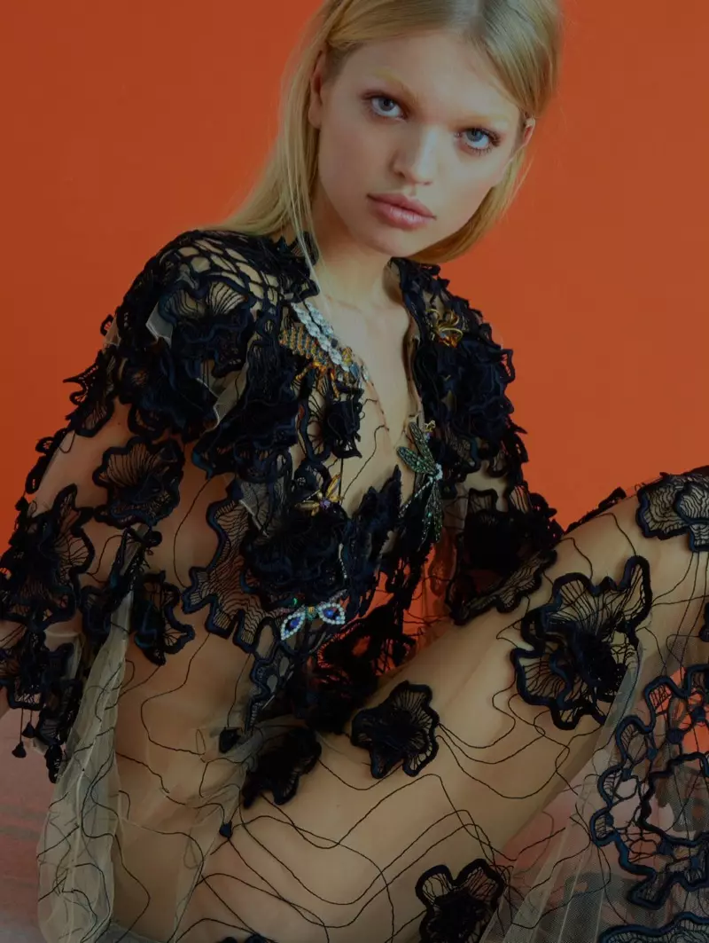 Daphne Groeneveld, klaaid yn swarte en skiere jurk, posearret foar ELLE UK