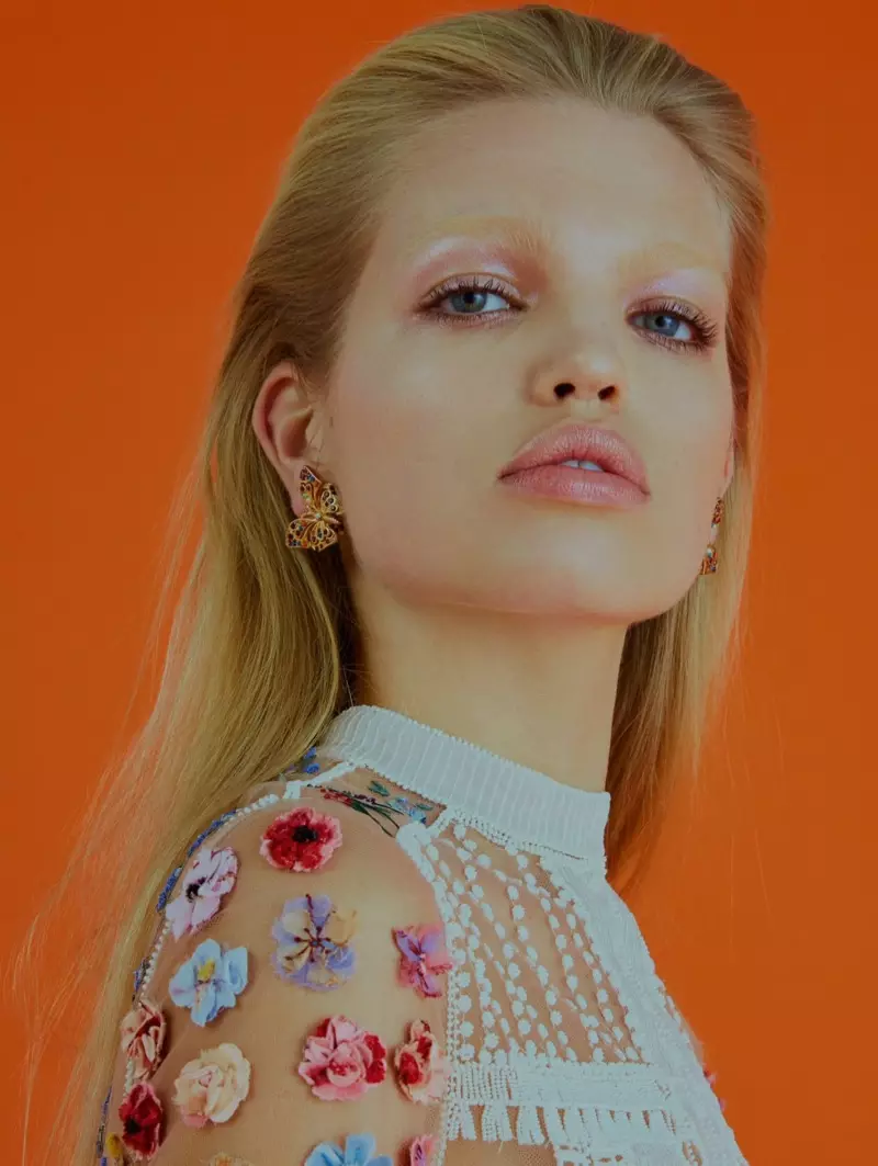 Daphne Groeneveld tar sin närbild och bär en blommig applikationstopp