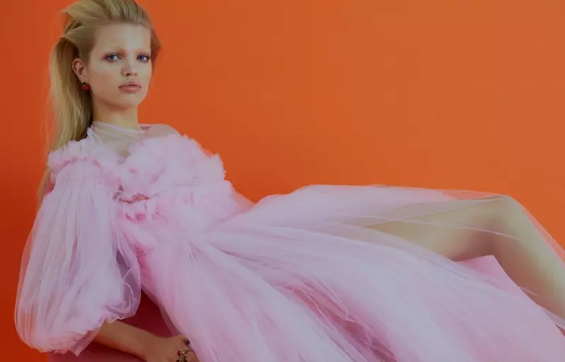 ນັ່ງຢູ່ເທິງຕຽງ, Daphne Groeneveld ໃສ່ຊຸດສີບົວອ່ອນ