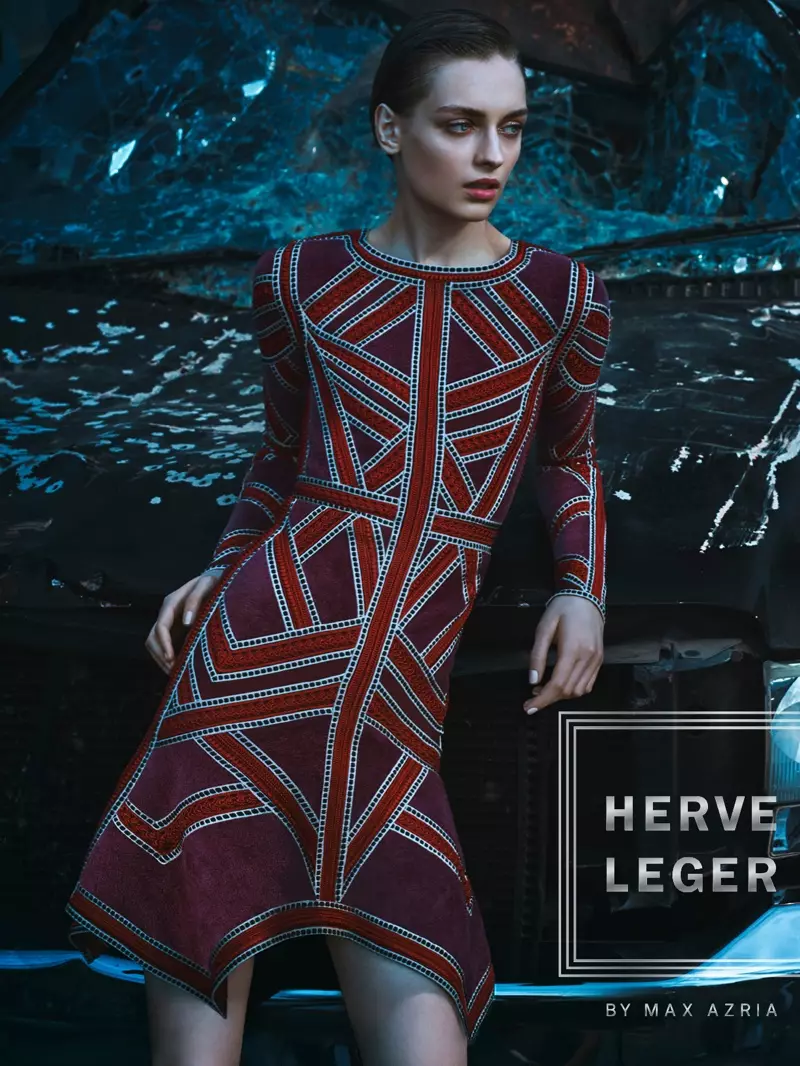 Herve Leger शरद ऋतूतील 2016 जाहिरात मोहिमेसाठी भौमितिक स्ट्रीप ड्रेस स्पॉटलाइट करते