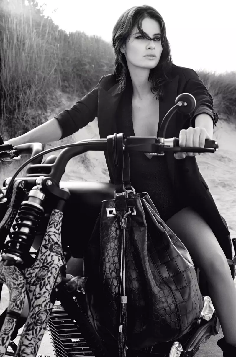 Poséierend op engem Motorrad, Modeller Isabeli Fontana e gepasst Blazer vun Redemption Choppers