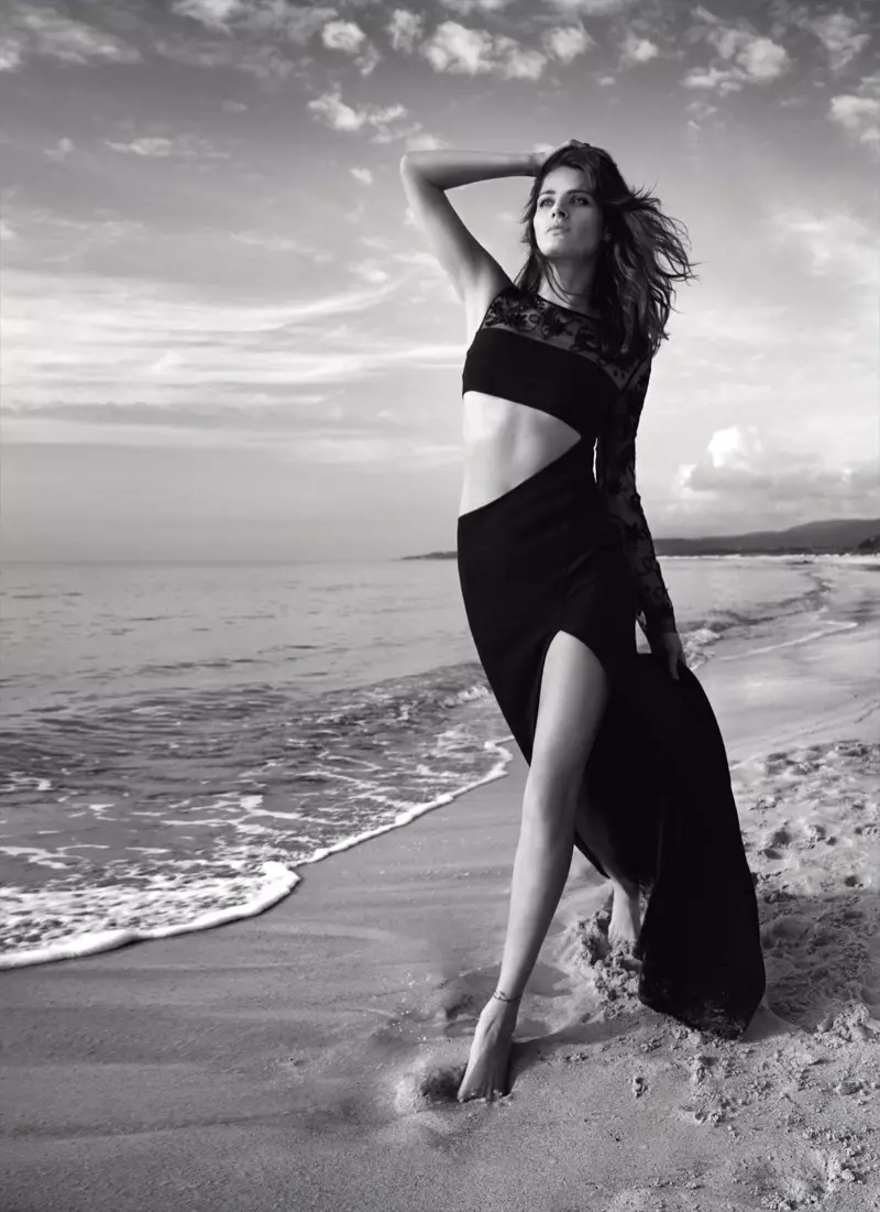 Isabeli Fontana, protagonista de la campanya primavera 2016 de Redemption Chopper, arriba a la platja amb un vestit negre amb retallables