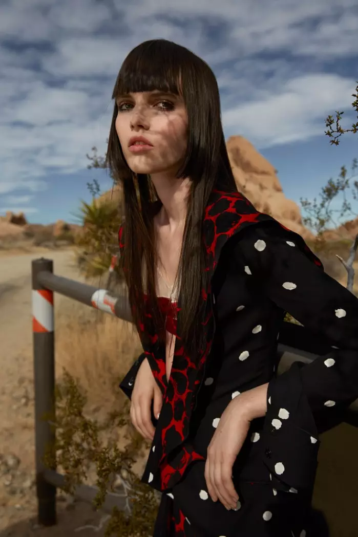 Lily Stewart dia modely amin'ny lohataona ho an'ny Vogue China nataon'i Yelena Yemchuk