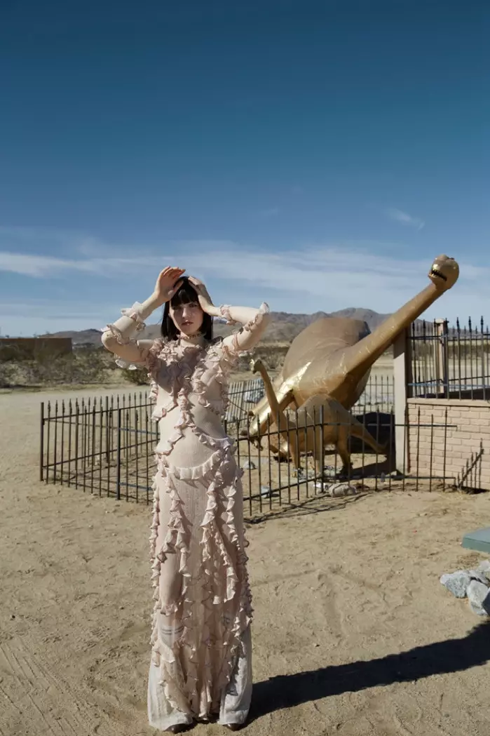 Ang modelo nagsul-ob og Alexander McQueen long sleeve gown nga adunay ruffles