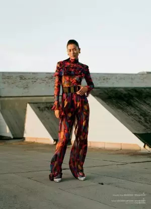 Liu Wen posa amb looks retro futuristes per a Modern Weekly China