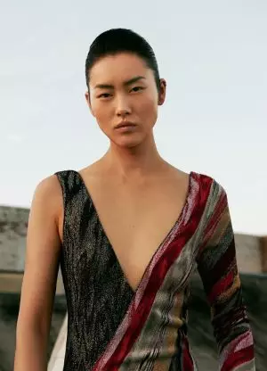 Liu Wen Modern Haftalık Çin İçin Retro Fütüristik Görünümlerde Poz Veriyor