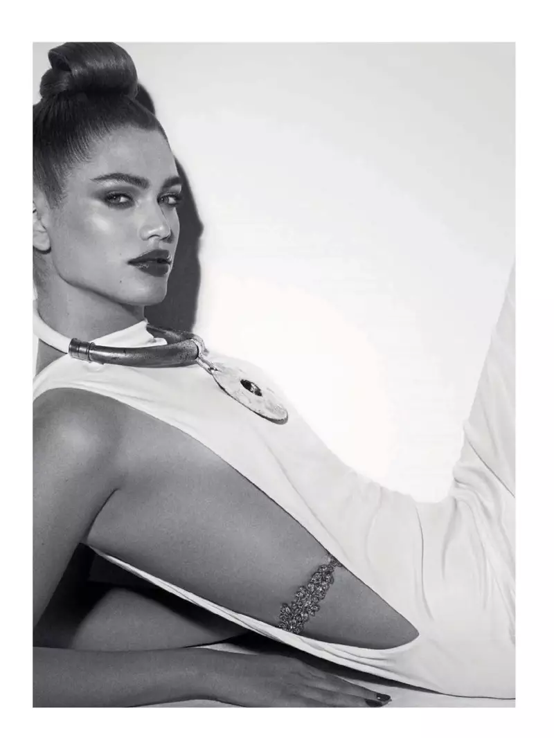 Valentina Sampaio Modele Super Glam Styles në Vogue Brazil