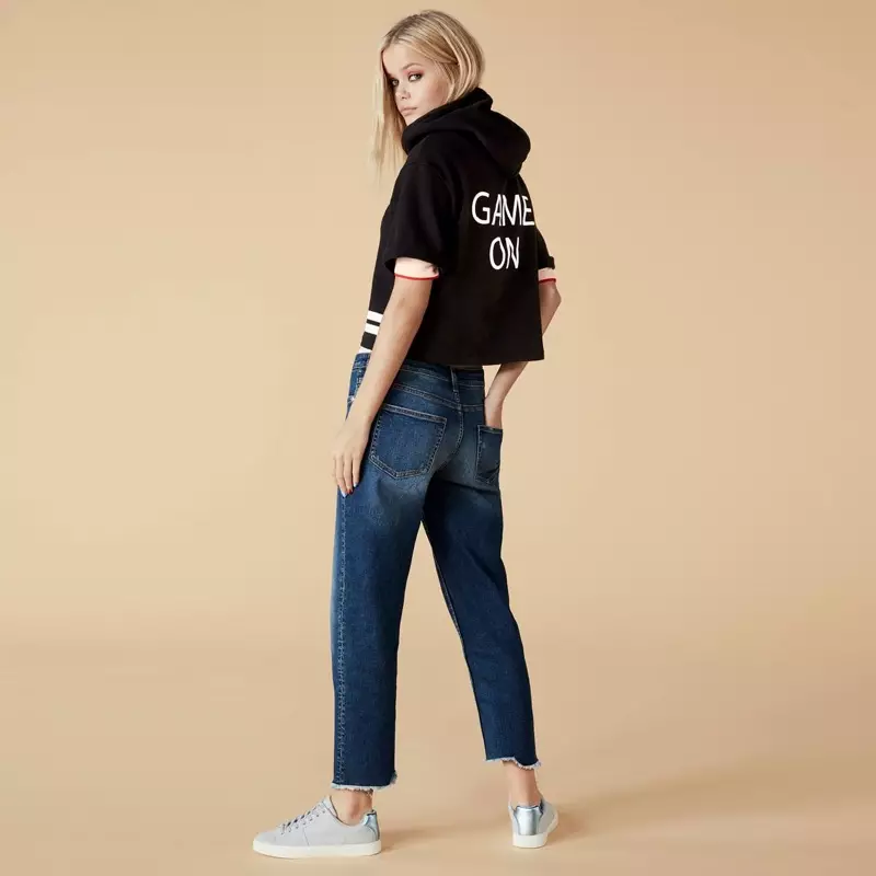 H&M kurzes Kapuzenoberteil, gerade geschnittene Jeans und hellgraue blaue Turnschuhe