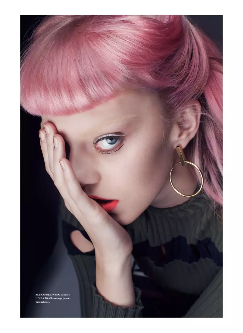 Fotografada por Thom Kerr, a modelo de cabelo rosa posa para a Tangent