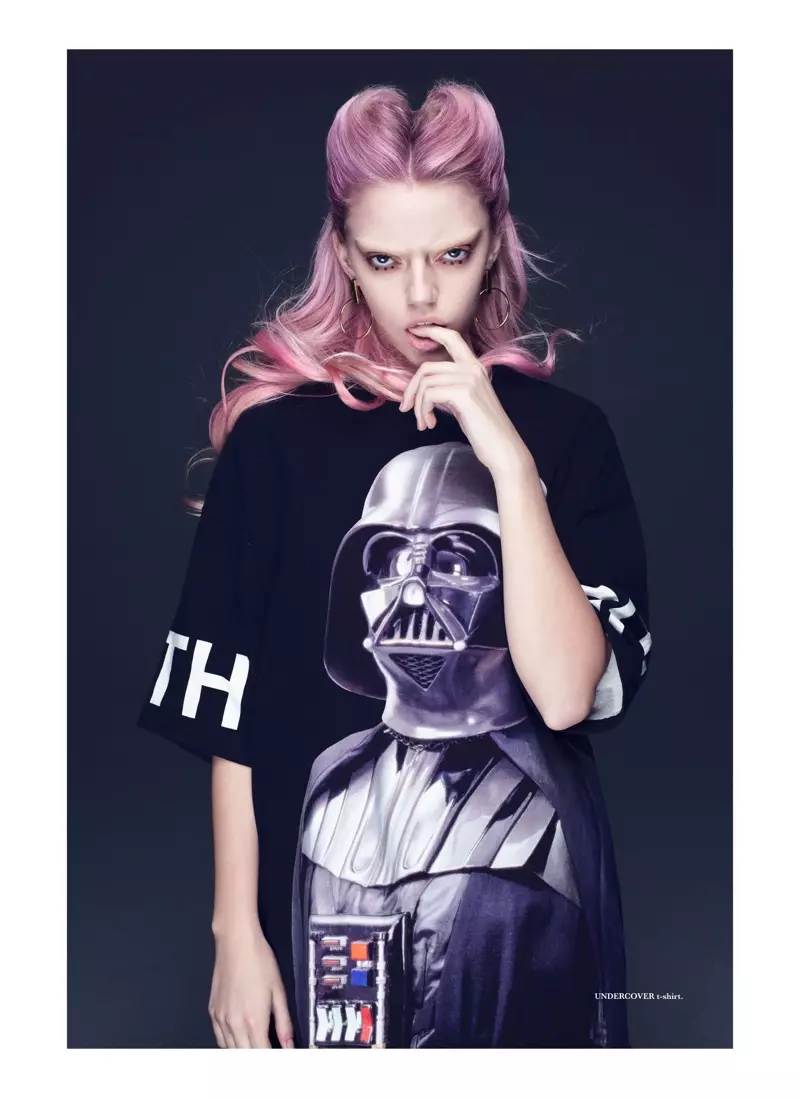 Pyper America modellerar Darth Vader t-shirt från Undercover