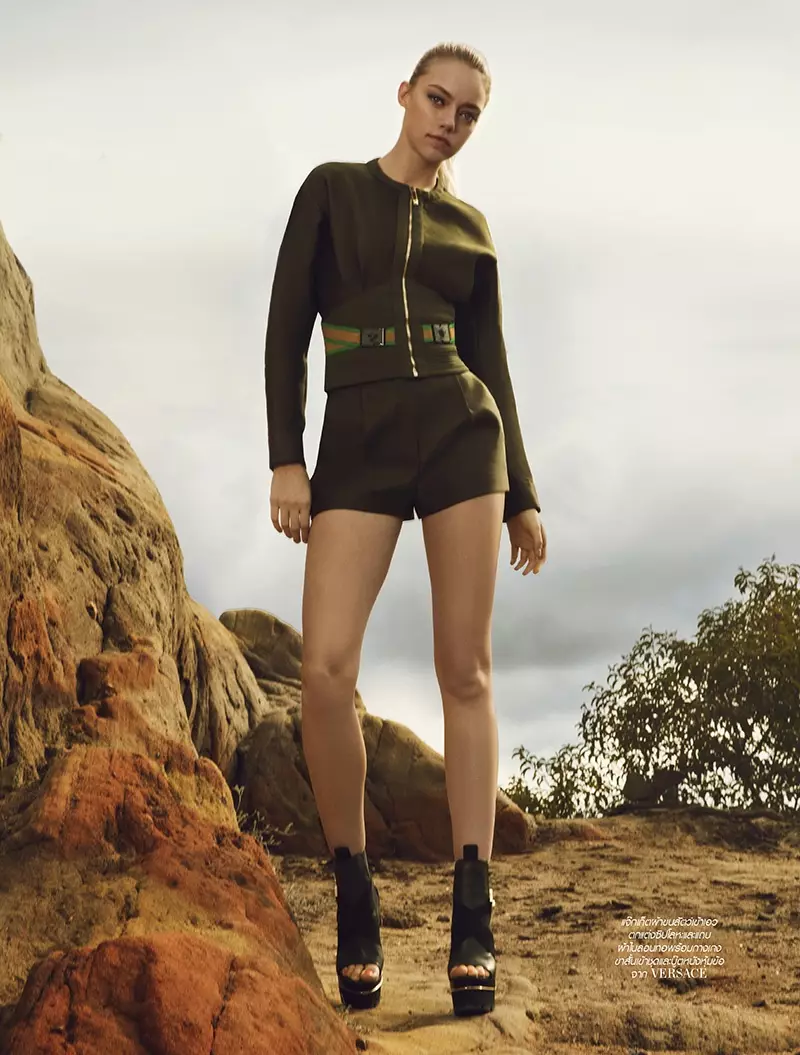 Pyper America modelas Versace jakon kaj pantaloneto