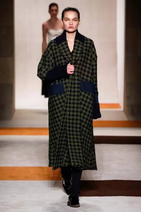 Victoria Beckham Fall 2016 | New York Fashion Week