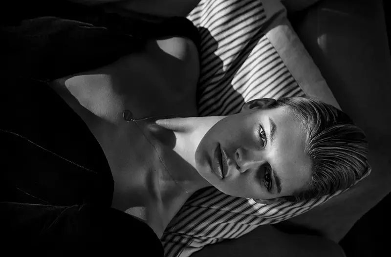 Kelly Rohrbach stjer yn 'e maitiid-simmer-útjefte fan Holiday Magazine