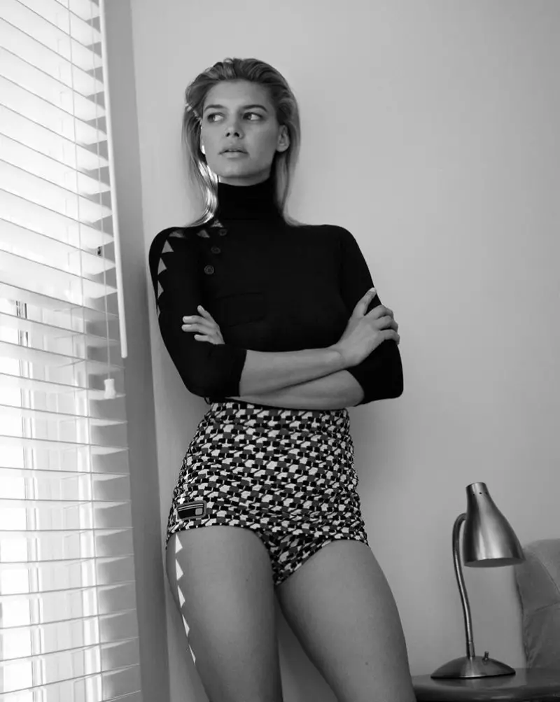 La modelo Kelly Rohrbach posa con cuello alto y calzoncillos de Prada