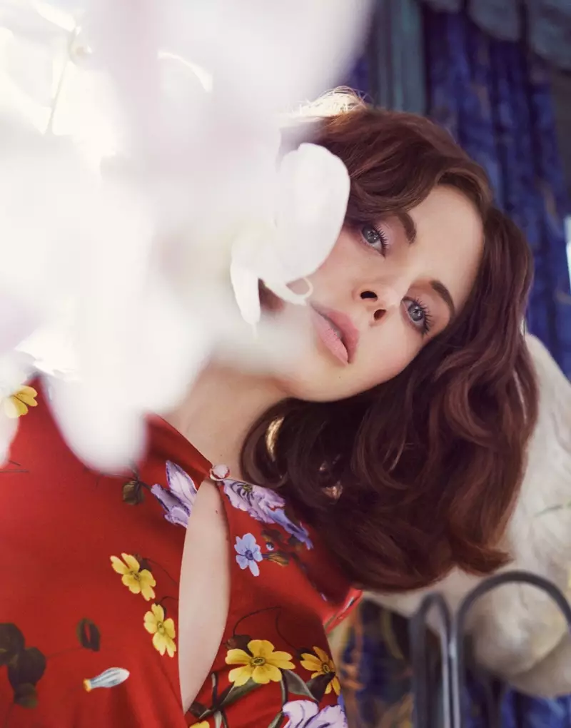 UAlison Brie | Floral Fashion Shoot | Ikhava yoHlelo