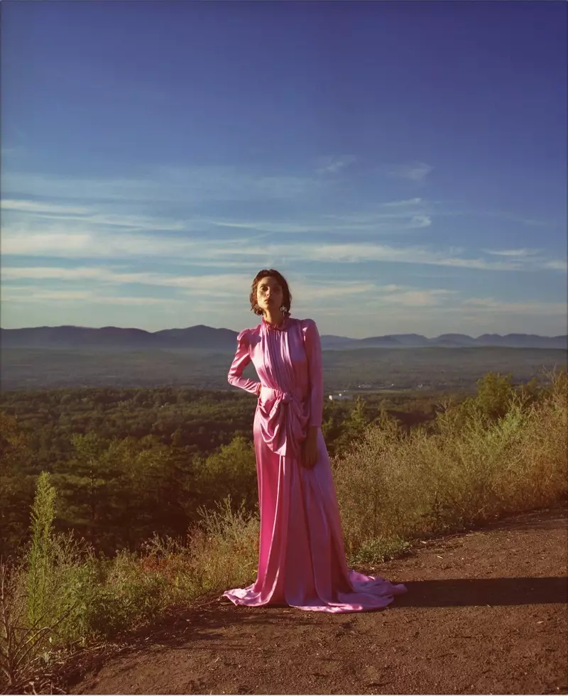 Charlee Fraser Heads Outdoor an Dreamy Looks fir ODDA Magazin