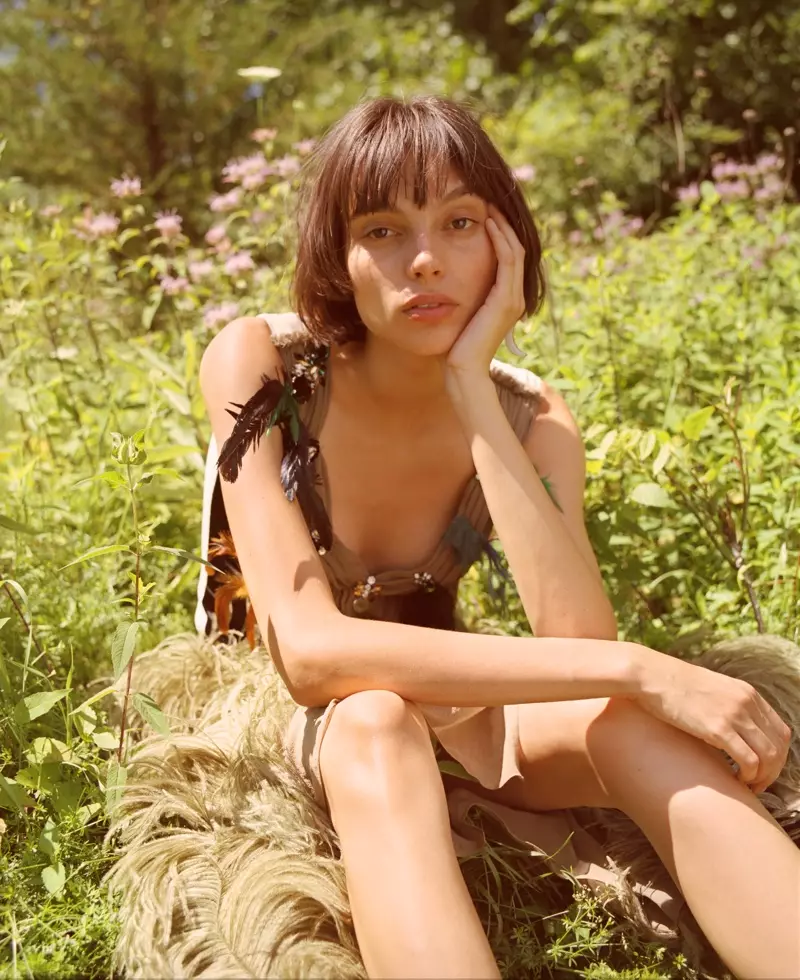 Charlee Fraser Heads Outdoor an Dreamy Looks fir ODDA Magazin