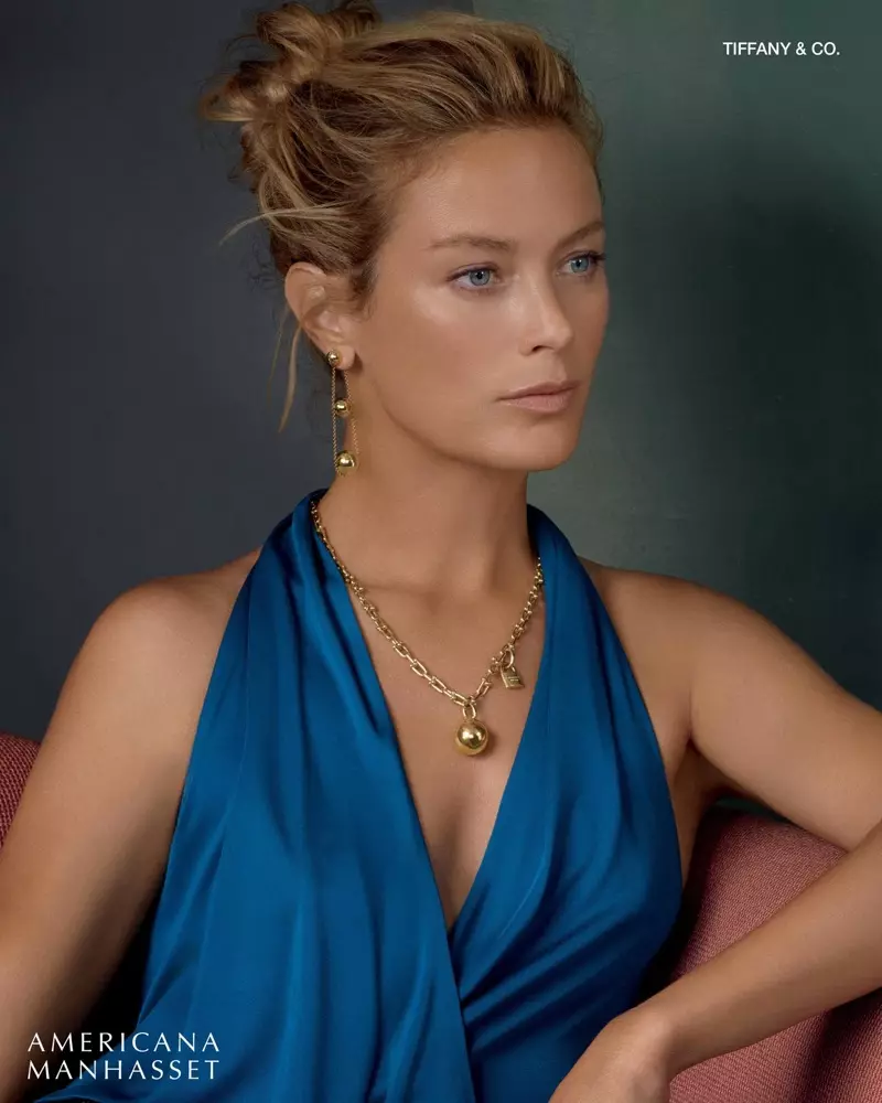 Ua susulu Carolyn Murphy i teuteuga a Tiffany & Co. mo le tauvaga Americana Manhasset Holiday 2017