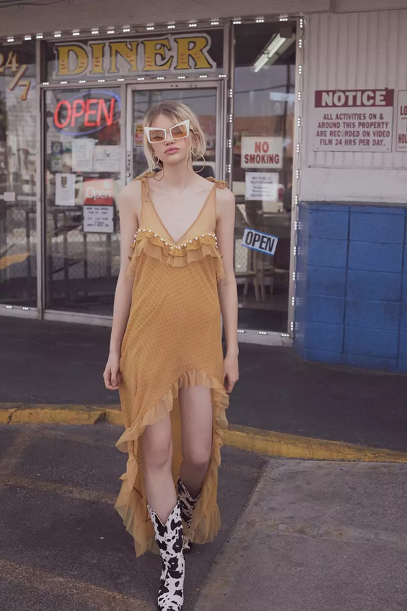 For Love & Lemons onthult zijn lookbook voor de feestdagen 2018 met de maxi-jurk van Marquee