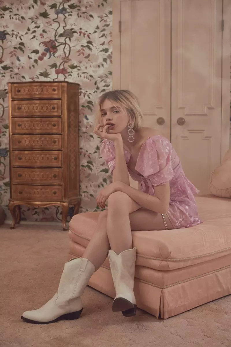 Model Stella Lucia For Love & Lemons Cosmo mini elbisesini giydi