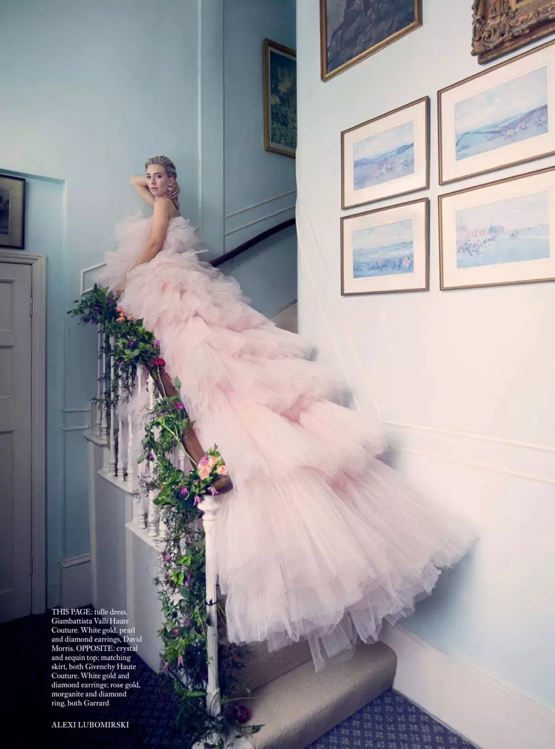 Vanessa Kirby Haute Couture ruhákban kábult a Harper's Bazaar UK-ban