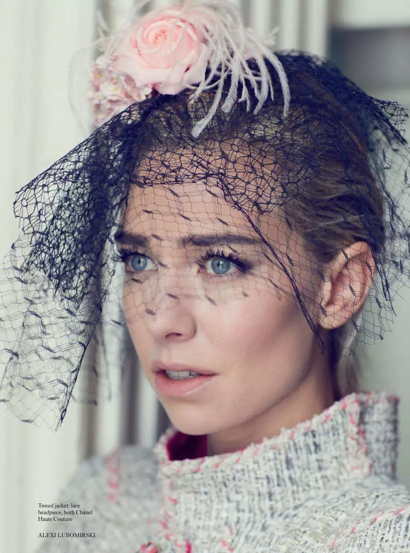 Vanessa Kirby közelképre készül, Chanel Haute Couture tweeddzsekit és csipke fejdíszt visel