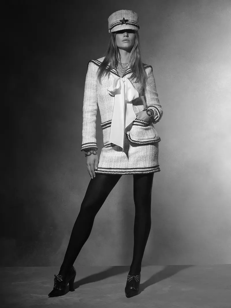 Anna Ewers huet Chanel Tweed Rock Kostüm aus der Chanel Pre-Fall 2018 Kollektioun