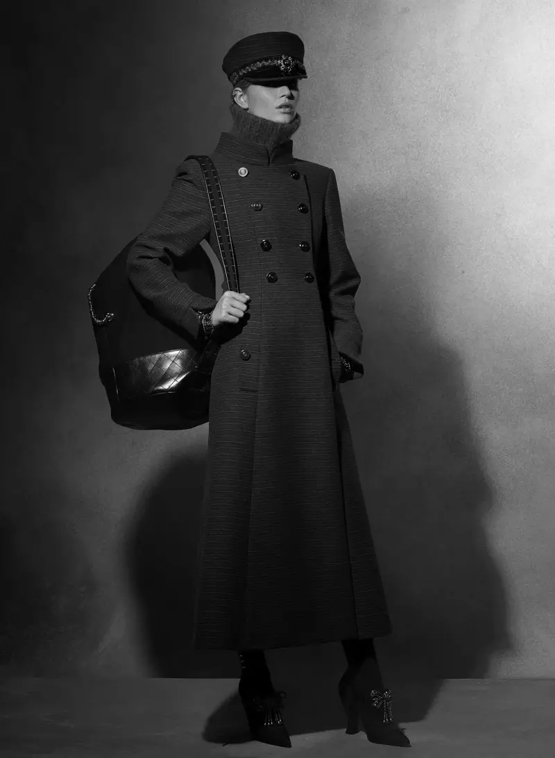Anna Ewers menjadi model koleksi Chanel sebelum musim gugur 2018 Paris-Hamburg