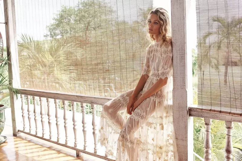 Edita Vilkeviciute poseert in Zimmermann Tropicale Antique Dress