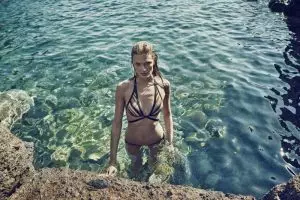 Констанца Јаблонски зашеметува во кампањата за пливање Цимерман