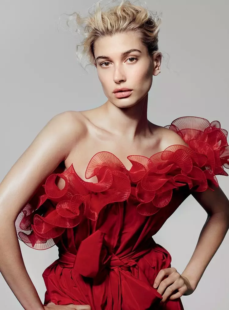 Hailey Baldwin muestra sus movimientos para Vogue Turquía