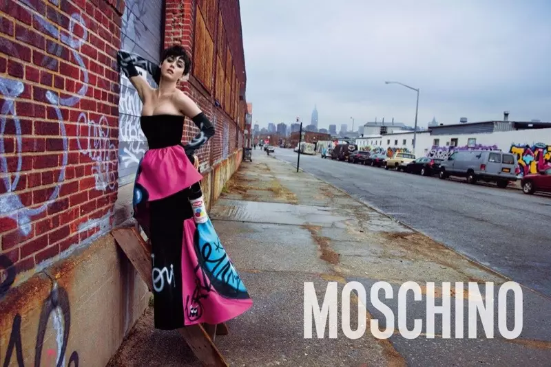 Katy draacht in mei graffiti bedekte jurk fan Moschino