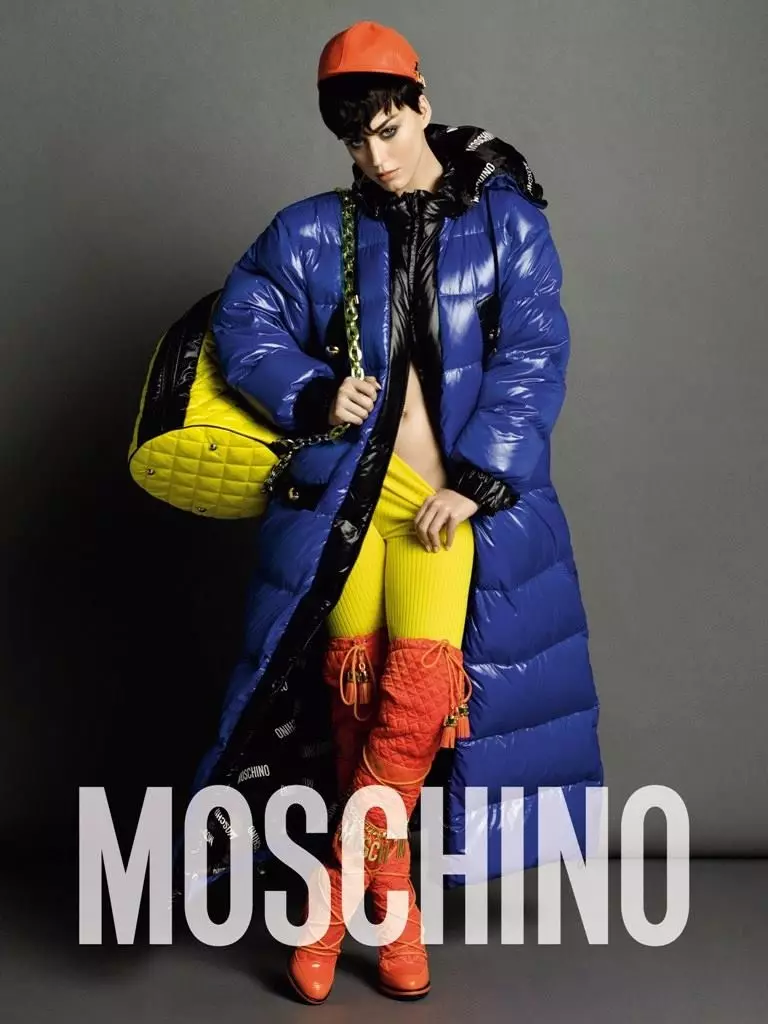 Katy Perry memaparkan iklan musim luruh-musim sejuk 2015 Moschino