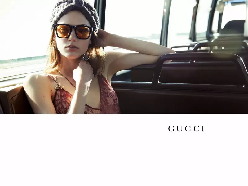 Un modello indossa occhiali da sole di Gucci