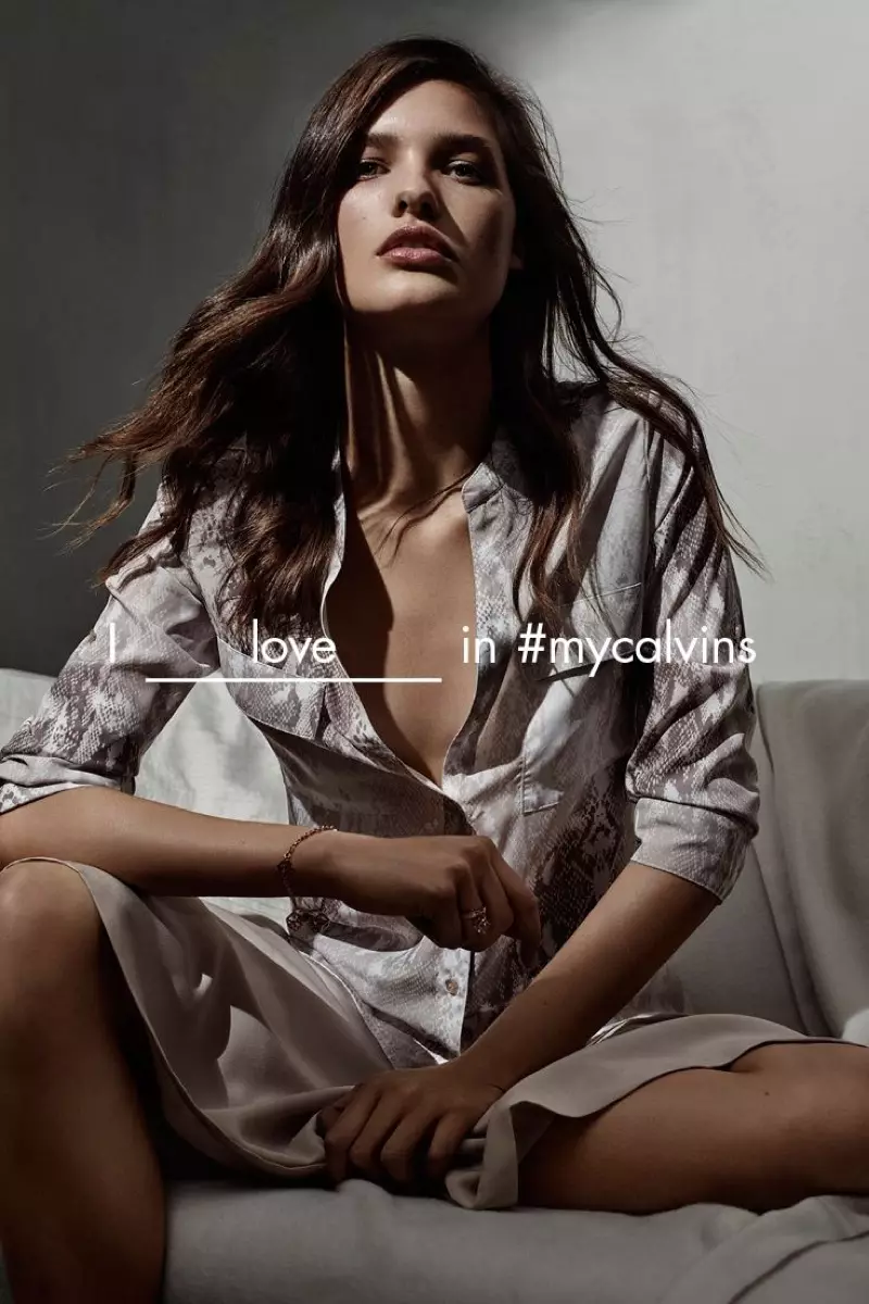 Julia Calvin Klein White Labelning 2016 yil bahor kampaniyasidan bosma bluzka va yubka modelini yaratmoqda