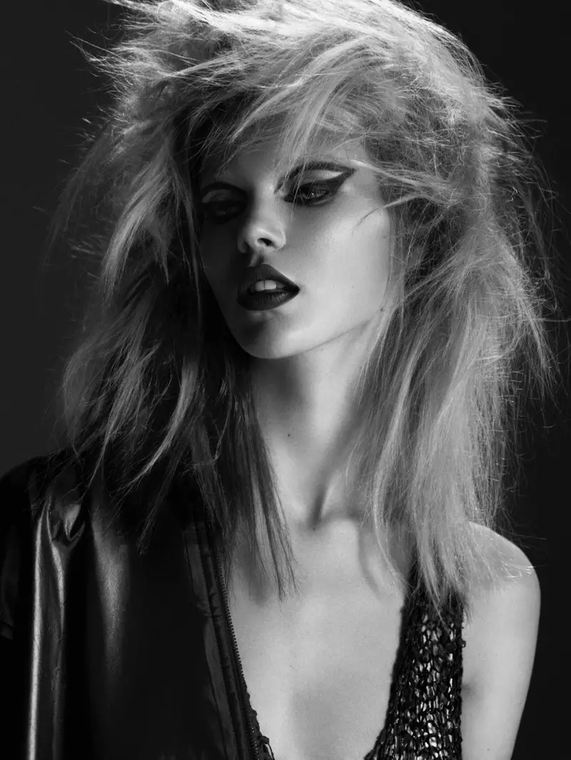 Britt Maren modelira neurednu frizuru inspiriranu rock & rollom na slikama.
