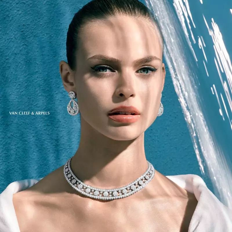 Shining, Birgit Kos draagt Van Cleef & Arpels-sieraden in Americana Manhasset lente-zomer 2018-campagne