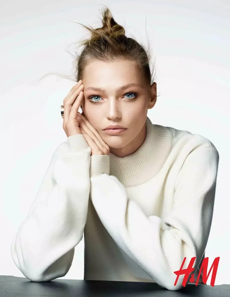 Sasha modellerer en rodet bolle og et diskret makeup-look til H&M