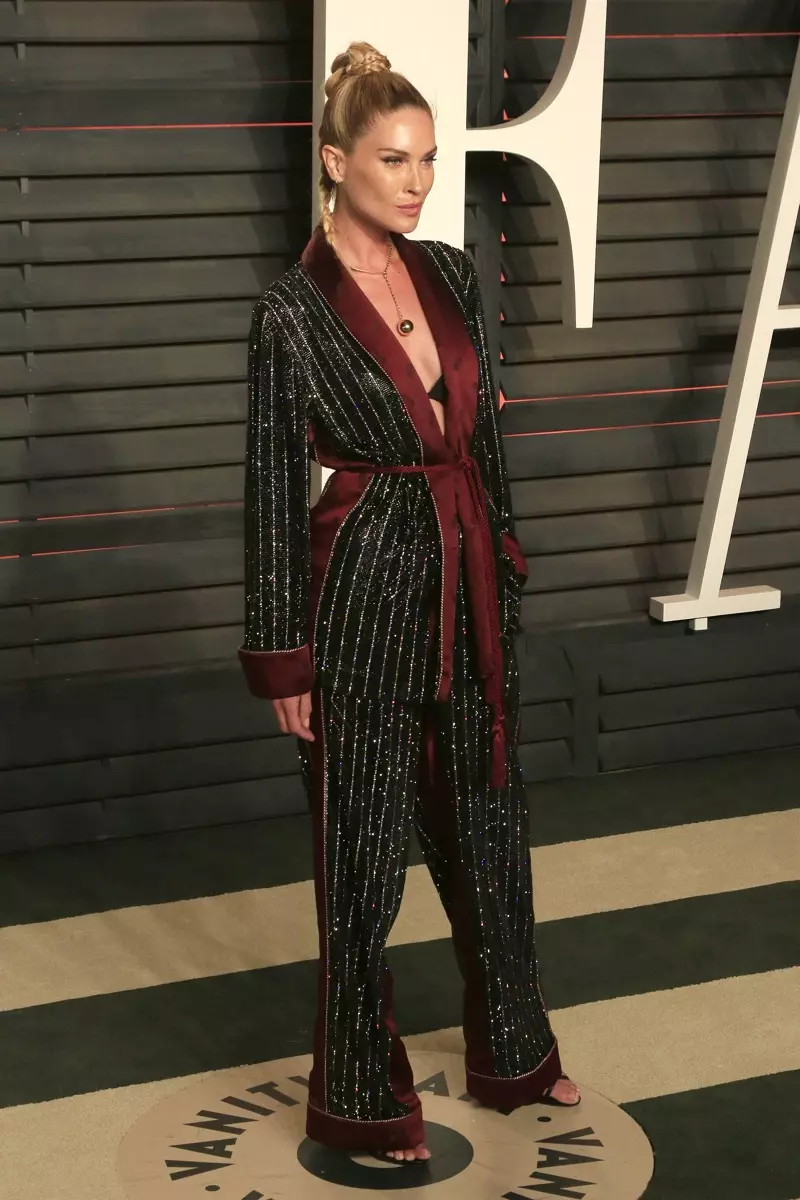 กุมภาพันธ์ 2016: Erin Wasson เข้าร่วมงาน Vanity Fair Oscar Party ปี 2016 โดยสวมชุดนอนและกางเกงขายาวของ Jean Paul Gaultier ภาพ: Joe Seer / Shutterstock.com